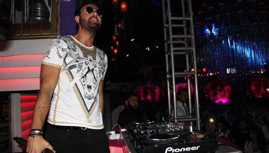Sosyal medyada yaptığı paylaşımlarla konuşulan DJ Taha Özer, dev bir ayakkabı firmasının varisiymiş