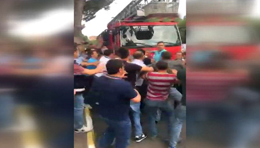 Belediyelerin Atatürk Takı tartışması arbedeye dönüştü Belediyelerin Atatürk Takı tartışması arbedeye dönüştü