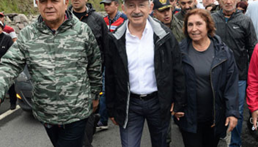 Kılıçdaroğlu, eşiyle el ele yürüdü