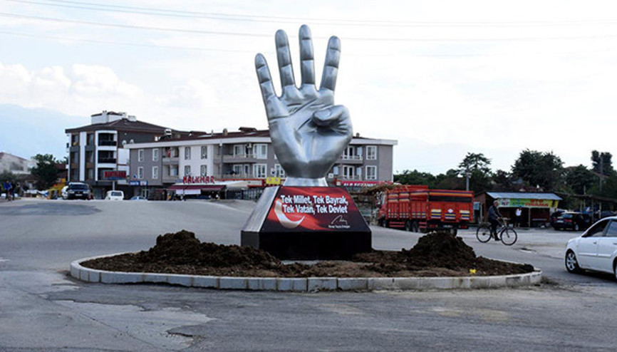 Düzce’de kavşağa Rabia heykeli