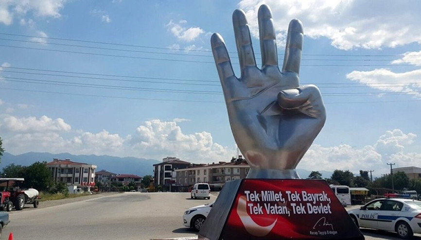 Düzce Belediyesi Rabia heykeli dikti, ülkücüler tepki gösterdi