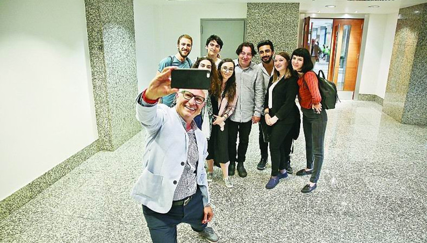 Ben bu gece ben değilim Ben bu gece ben değilim