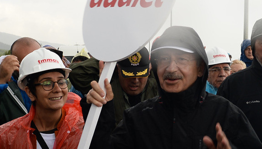 CHP lideri Kılıçdaroğlu, yağmur altında yürüdü
