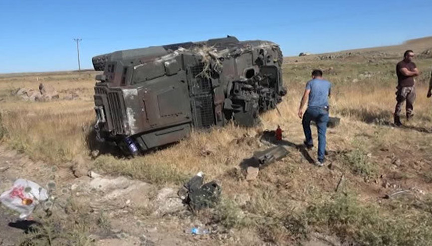 Siverekte özel harekat polislerini taşıyan araç kaza yaptı Siverekte özel harekat polislerini taşıyan araç kaza yaptı