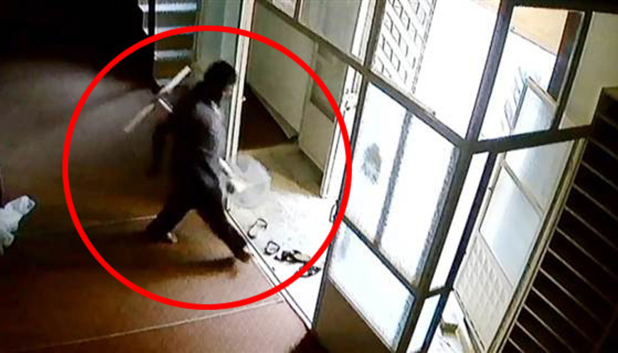 Camideki hırsız, yakalanmamak için namaza durdu