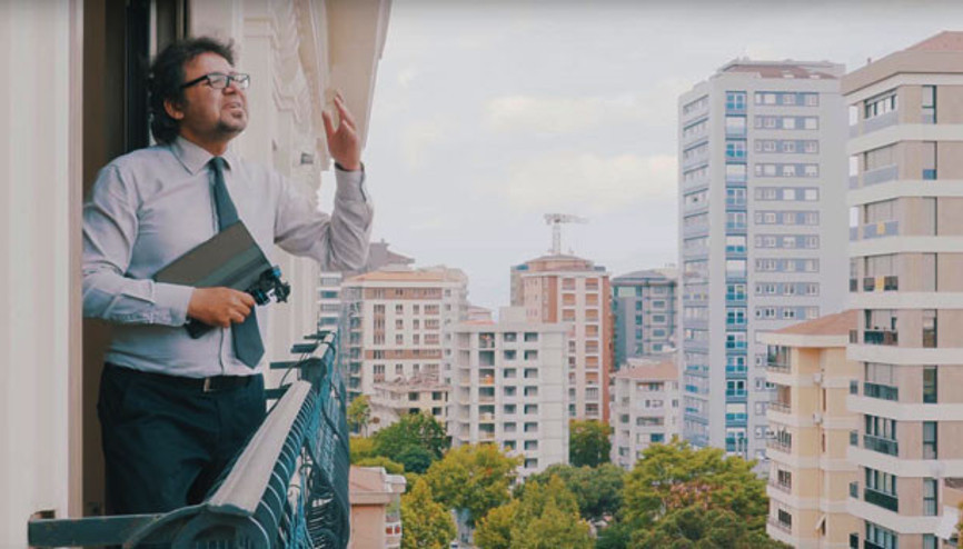 Emlakçı oldu, emlakçılara şarkı yazdı