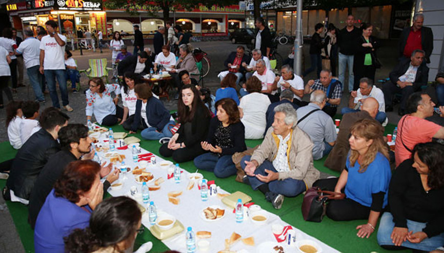 Son iftar için Berlinde yeryüzü sofrası kuruldu
