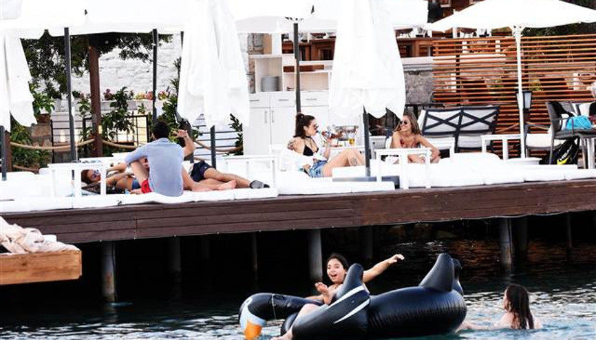 Beach Clublar boş kaldı, halk plajı tıklım tıklım