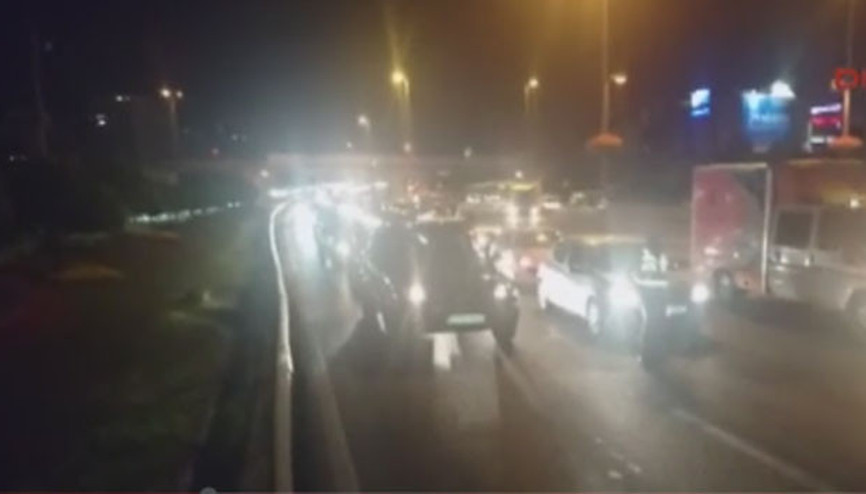 Araç metrobüs yoluna girdi trafik durdu