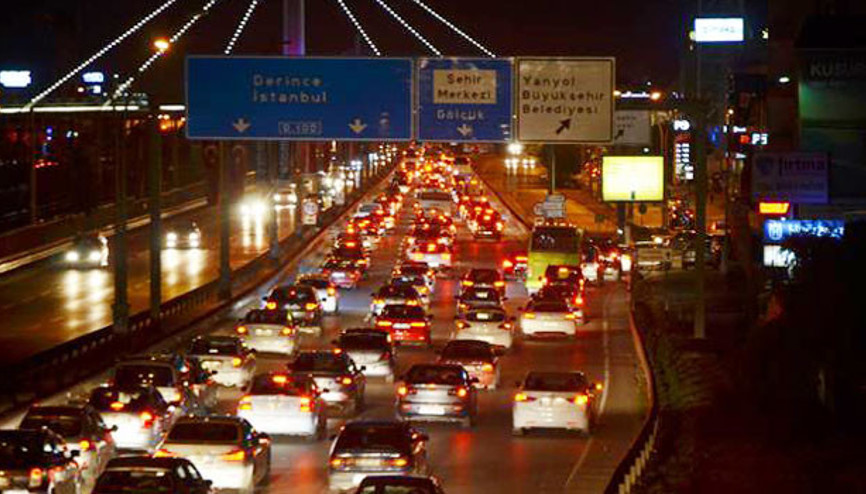 Tatilciler dönüş yolunda... Trafik durma noktasında