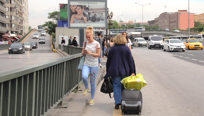 Kaldırımda tek sıra