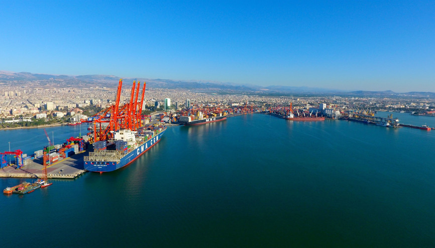 Mersin Limanı’na ilk mega gemi geldi
