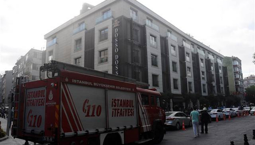 Fatihte otelde yangın çıktı... Olay yerinden fotoğraflar
