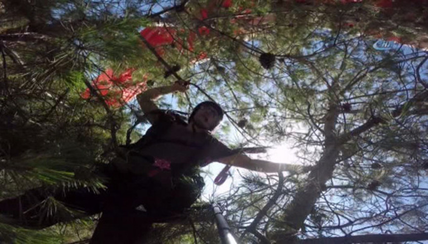 Paraşütçünün ağaçlara çakılması an be an görüntülendi