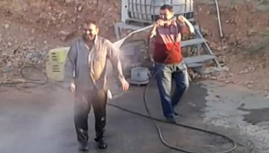 Sıcaktan bunalan işçinin ilginç serinleme yöntemi Sıcaktan bunalan işçinin ilginç serinleme yöntemi