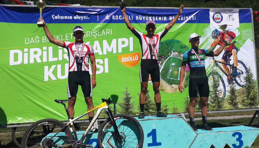 Brisaspor madalyaları topladı