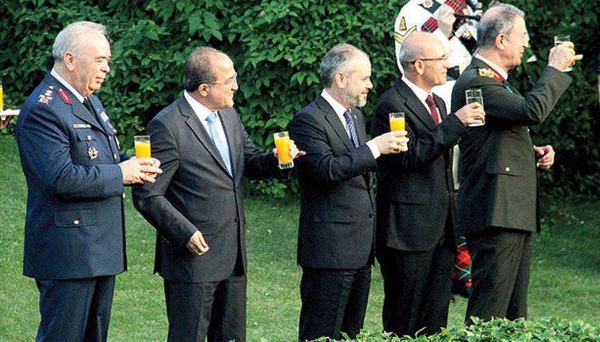 Kraliçenin Hamburg’u karıştıran adamını fotoğrafta bulun