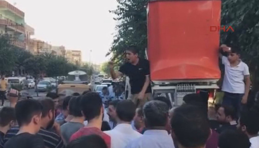 Mahalleli rehin aldı Polis zor ikna etti