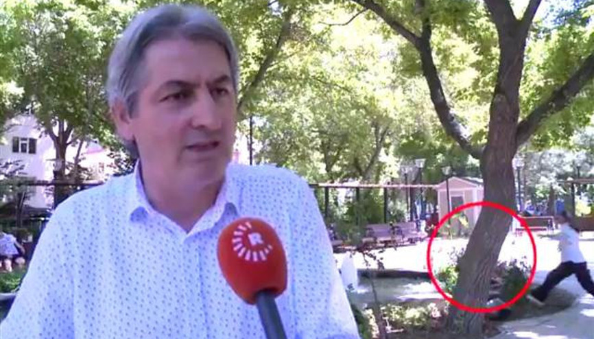 Röportaj sırasında parktaki gölete düşen çocuğu kameraman kurtardı Röportaj sırasında parktaki gölete düşen çocuğu kameraman kurtardı