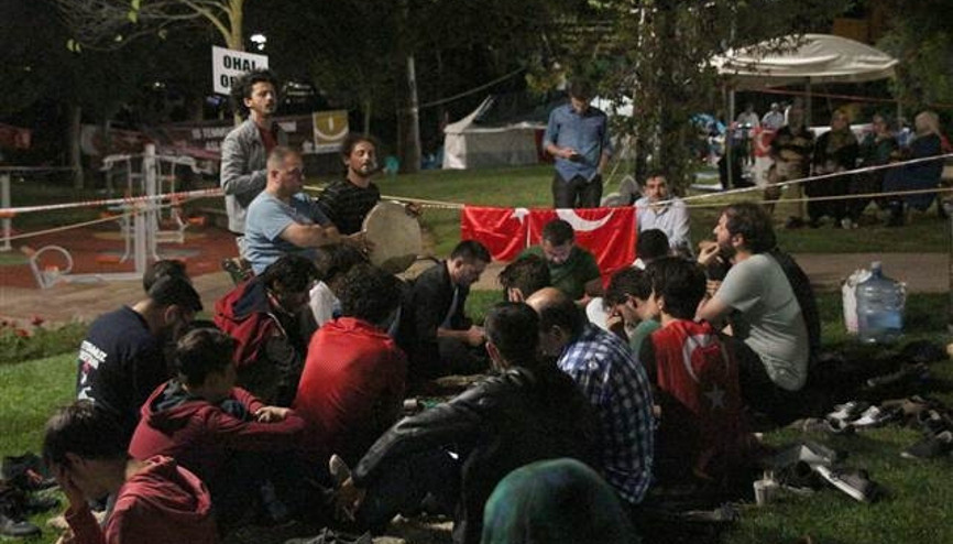 Kısıklı’da demokrasi nöbeti gece de devam etti