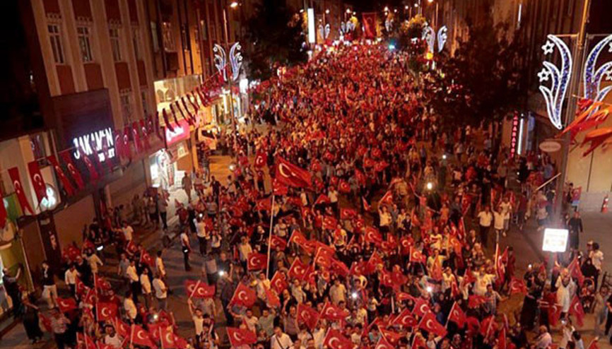 Halk dün gece de meydanlardaydı