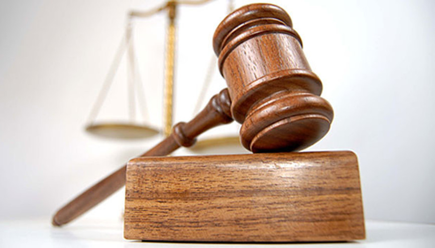 Hakim türbanlı kadının duruşmasına bakmadı