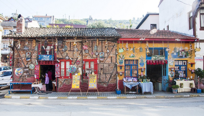 Tirilye renkli sokaklarıyla sizi bekliyor