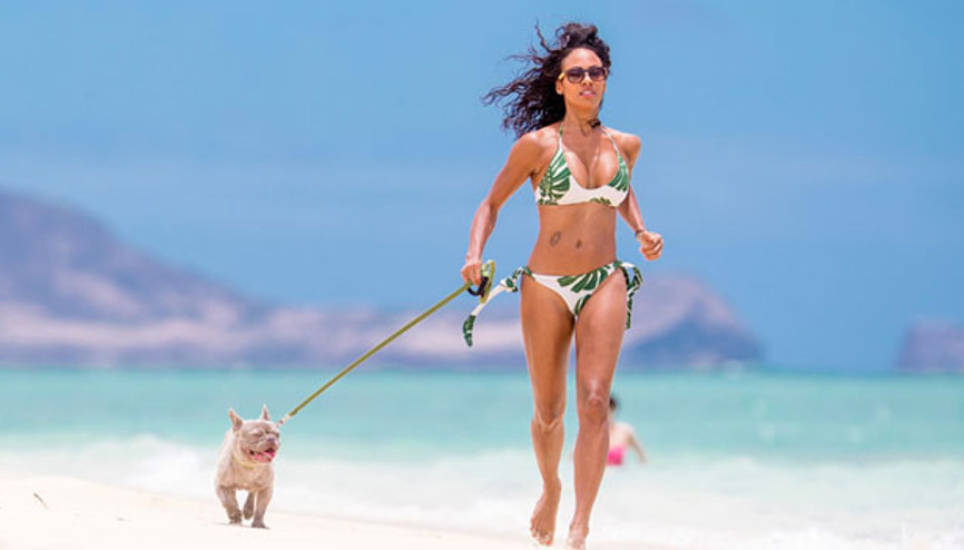 Özgür kızın plaj koşusu