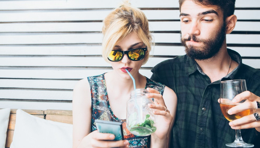 Kıskanç biri olduğunuzu gösteren 5 davranış Kıskanç biri olduğunuzu gösteren 5 davranış