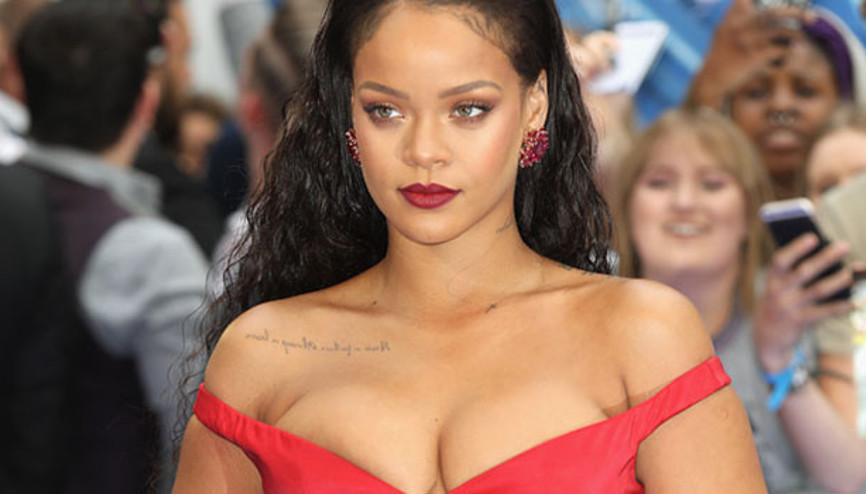 Dünya Rihannanın dekoltesine kilitlendi