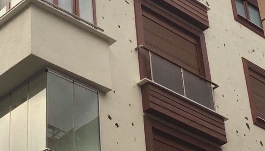Binalarda kurşun izini andıran delikler oluştu