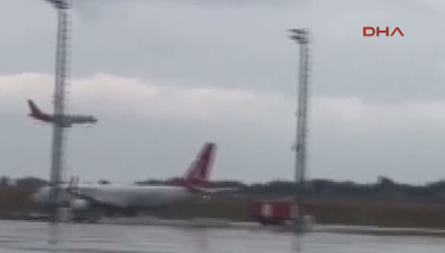 Pilot kokpit camı hasar görünce uçağı yan yatırarak indirdi