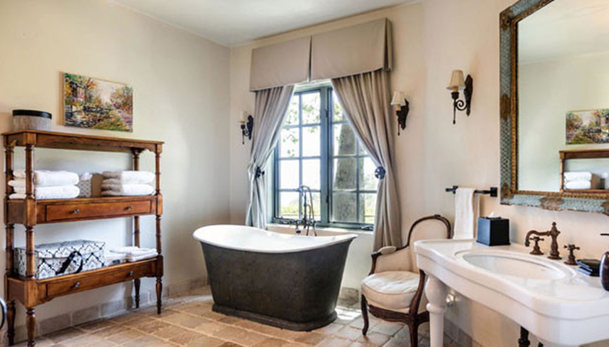 Ünlü oyuncu muhteşem evini satıyor: Dağ manzaralı banyo