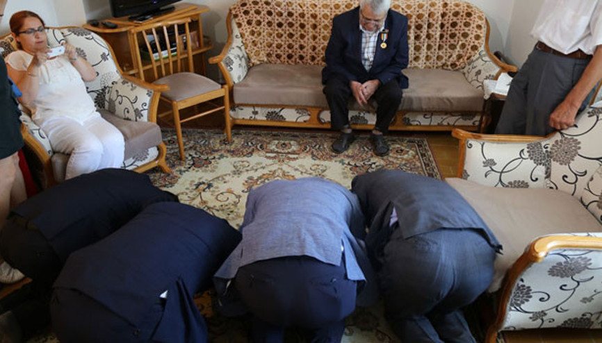 Bir anda önünde eğildiler... Sebebi herkesi ağlattı