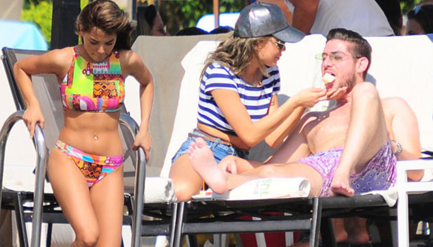 Sevgilisini elleriyle besledi