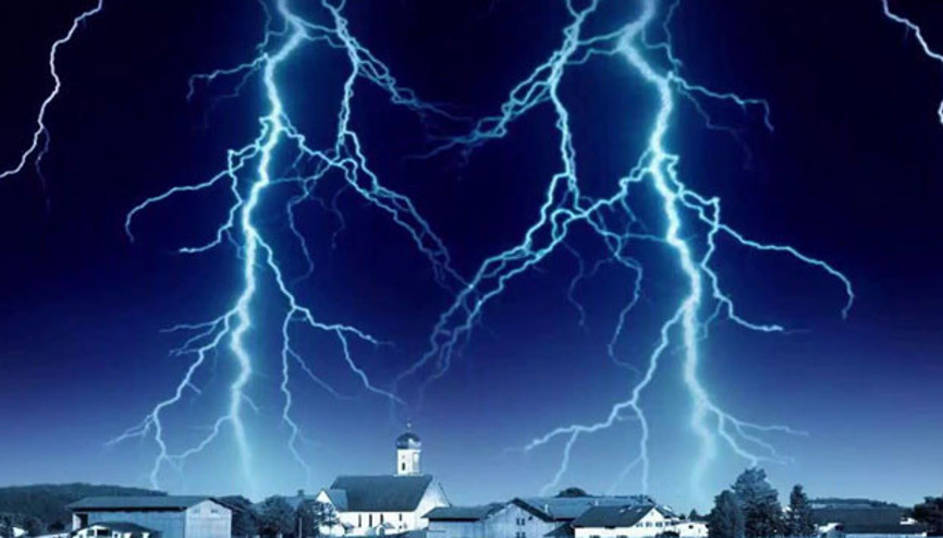 Gençlik kampına yıldırım düştü