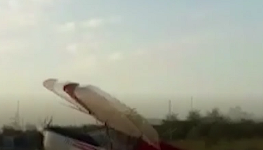 Uçakla araba çarpıştı