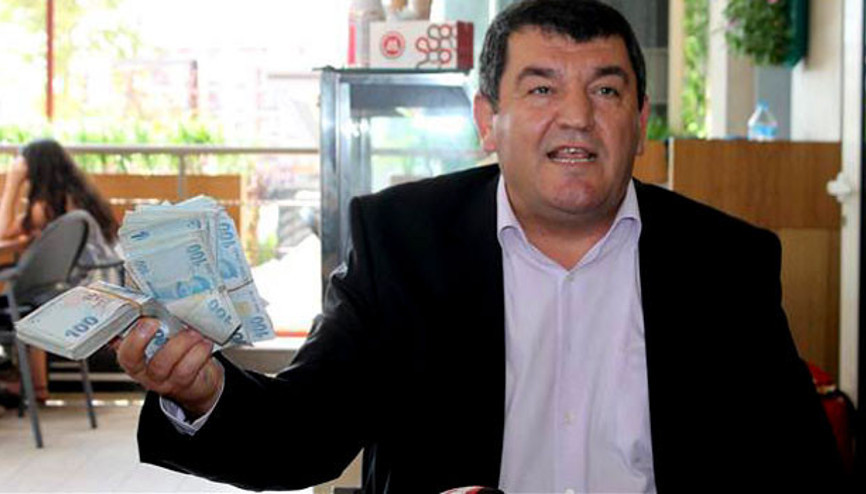 Basın toplantısına paralarla geldi: Ben züğürt ağa değilim