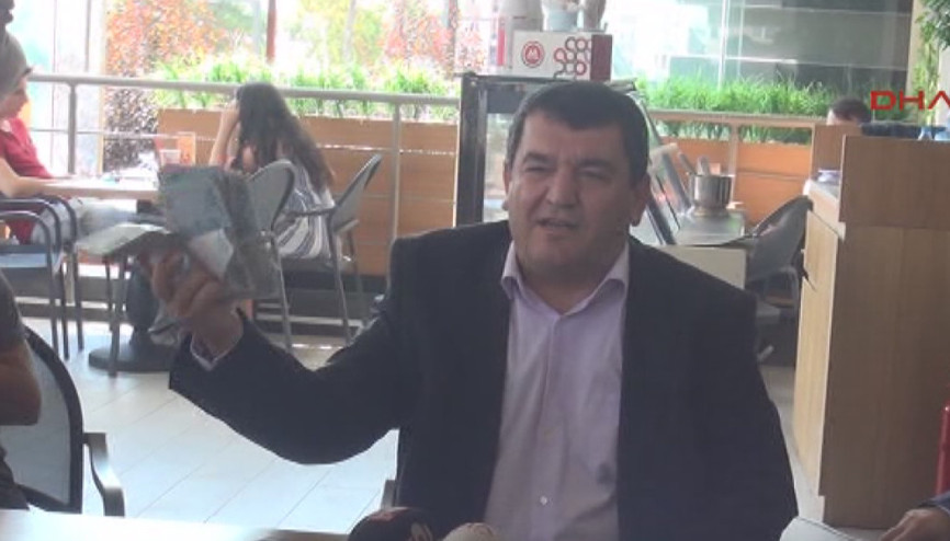 Basın toplantısına paralarla geldi: Ben züğürt ağa değilim