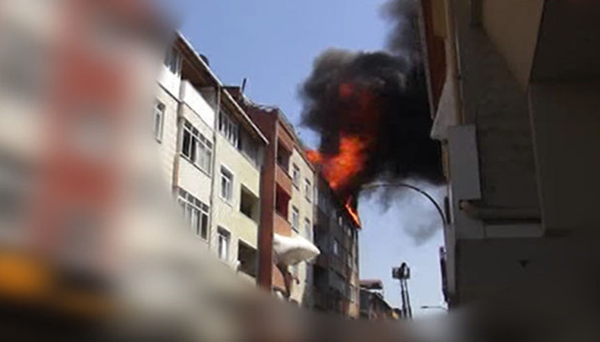 Ataşehirde 6 katlı binanın çatısı alev alev yandı
