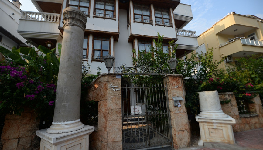 Sütunlu Konakta mutlu son: 2 bin yıllıklar gitti yenileri geldi
