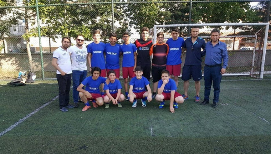 Muhtarın futbol aşkı