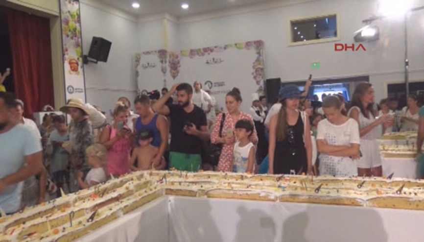 Guinness için 633.3 metrelik meyveli kek yapıldı