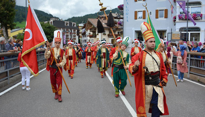 Türk kasabasında mehterli festival