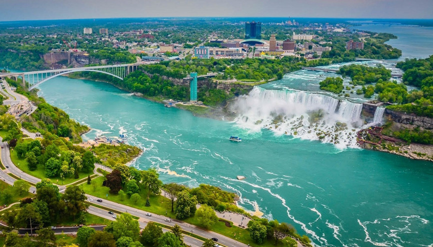 Turist akınına uğrayan şelale lağıma döndü