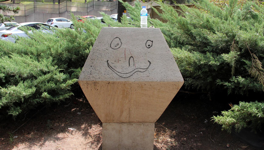 Kayıp heykelin kaidesine gülen surat