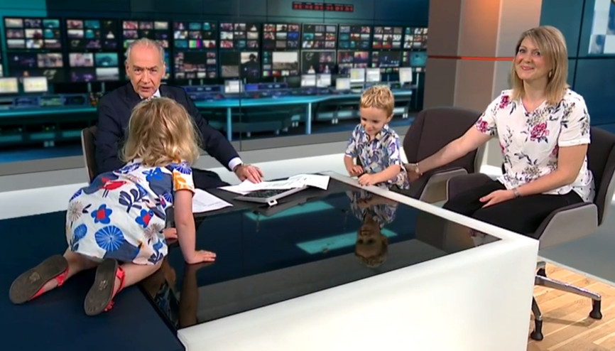 Canlı yayın sırasında sıkılan çocuk stüdyoyu ele geçirdi