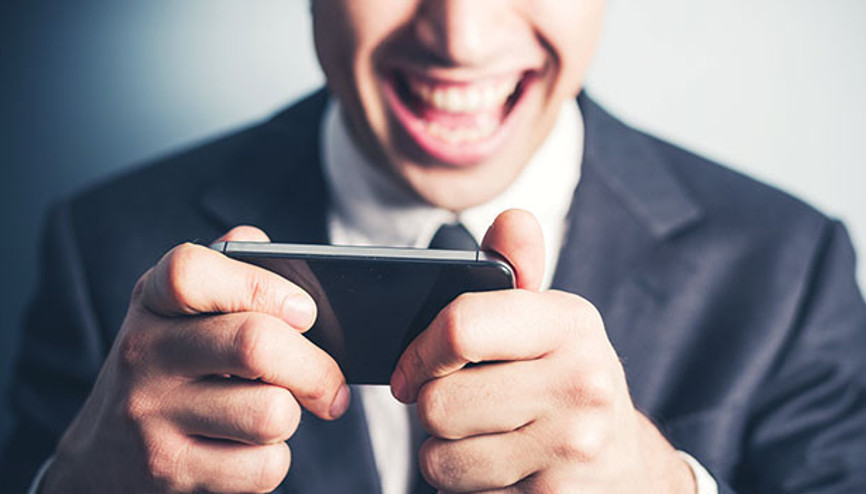 Oyunun içinde stajyerler var