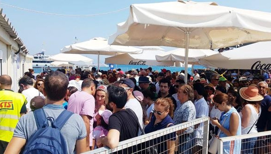 Tatilleri zehir oldu Türk turistler saatlerce bekledi