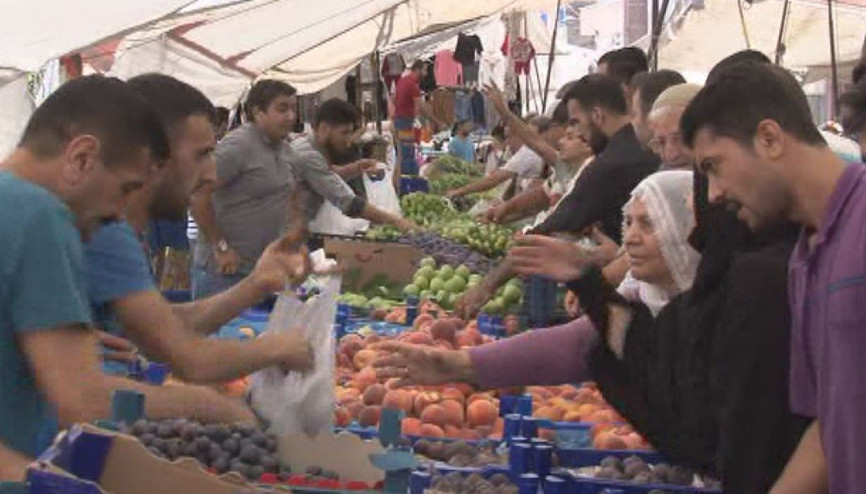 Tüm pazarı satın aldı, herşeyi bedava dağıttı